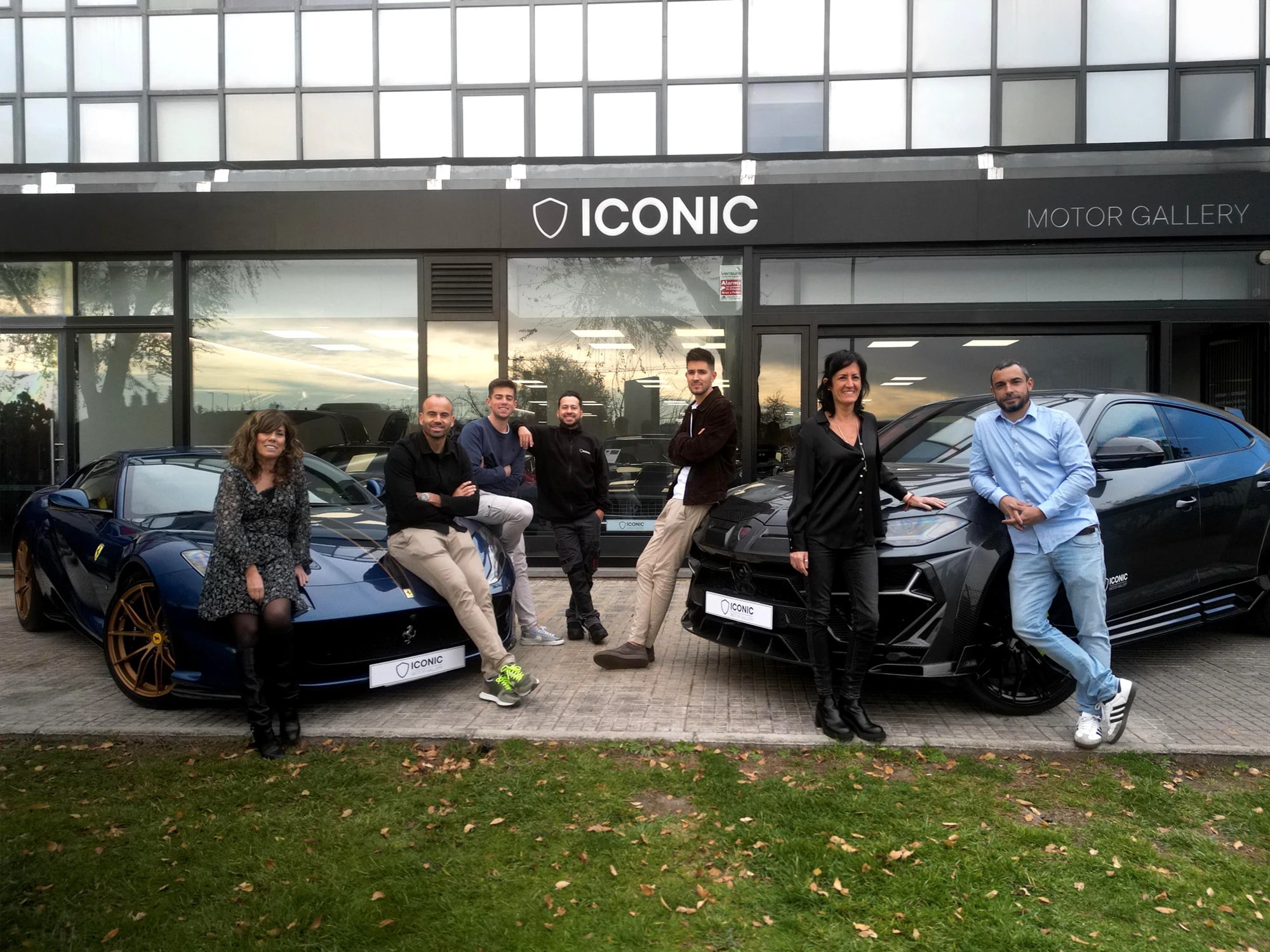 El equipo de Iconic Motor Gallery frente a sus instalaciones en Sant Cugat